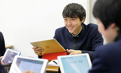 iPadを手に笑顔の学生たち