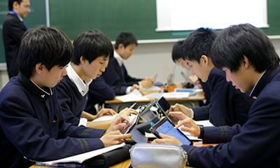 iPadを使用し、生徒が向き合いながらの授業風景。