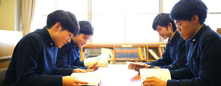 自習室で生徒が和やかに勉強中。