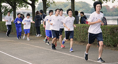 必死に走るマラソン大会での生徒たちの様子