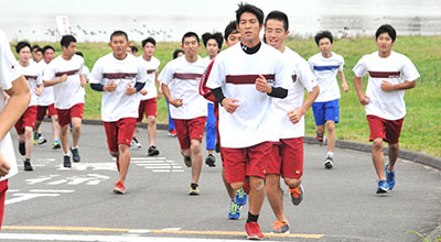 マラソン大会で苦しそうに走る生徒の中に微笑んでいる生徒の姿も、余裕なのかな？