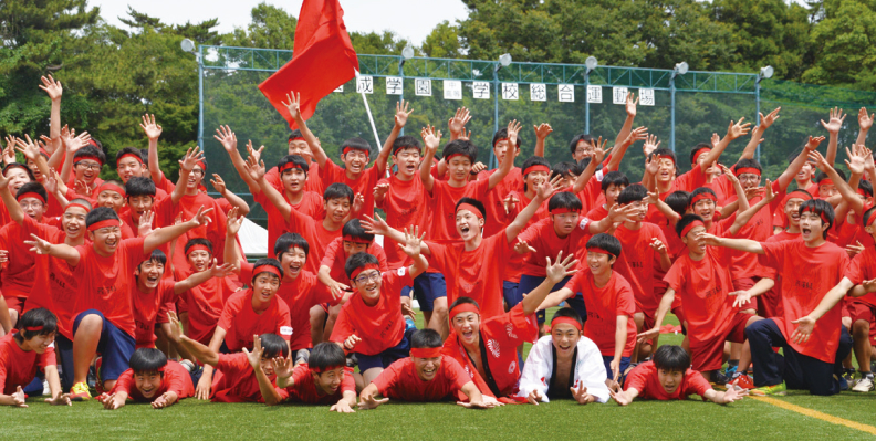 グラウンドで喜ぶ生徒たち