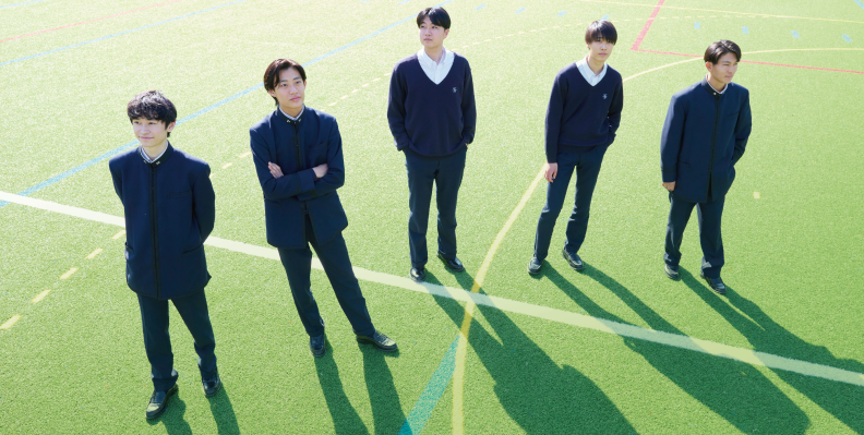 制服姿の5人の生徒