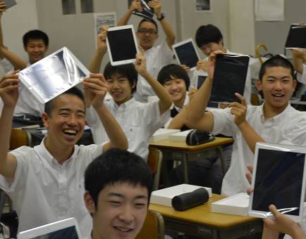 iPadを持つ生徒の様子