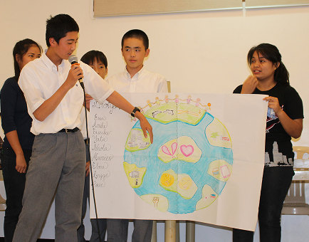 マイクを持ち発表している生徒