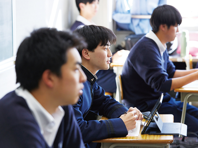 授業を受ける生徒の横顔