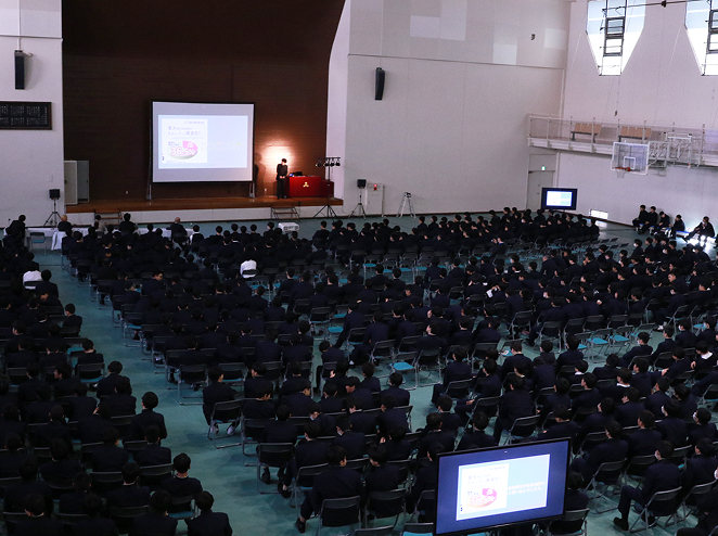 体育館で発表をしている様子