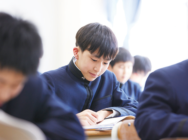 勉強をする生徒