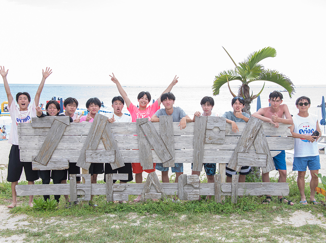 海を楽しんでいる生徒たち