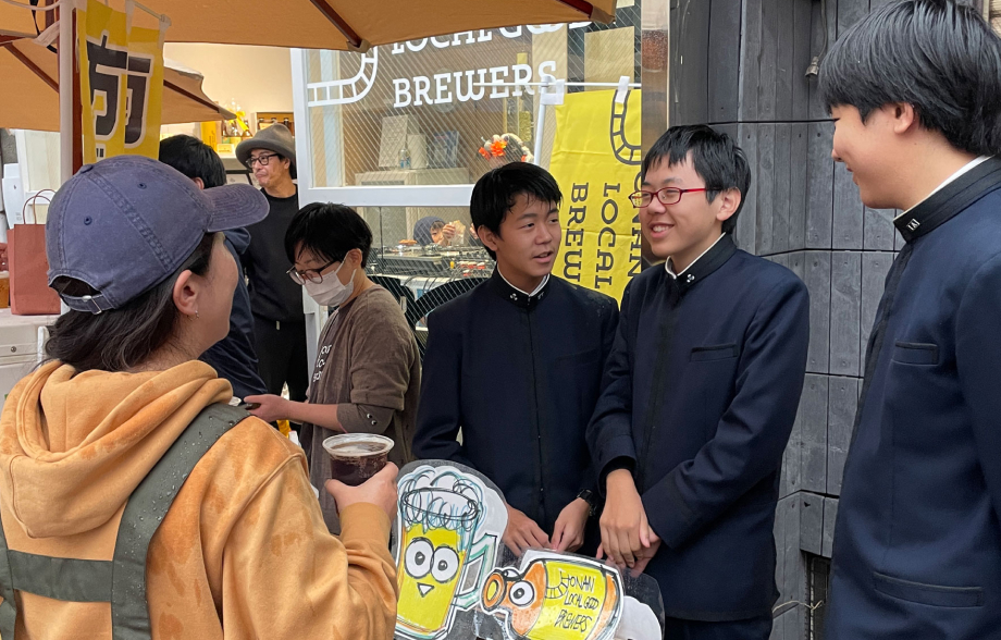 街に出て人と触れ合う様子