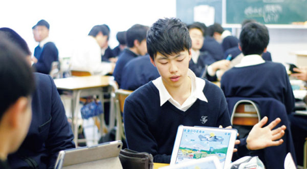 iPadを使い説明している生徒