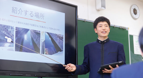 電子黒板の前で発表をしている生徒