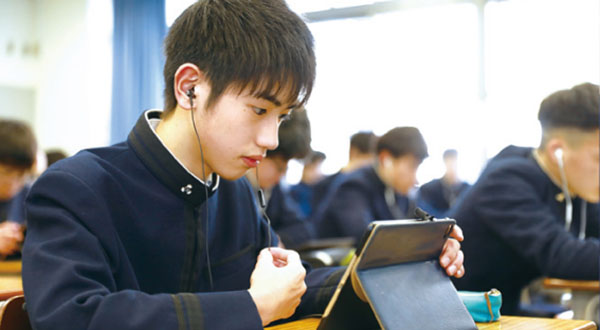 iPadで授業を受けている生徒