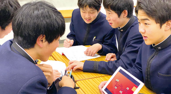 チームで意見を交換している生徒