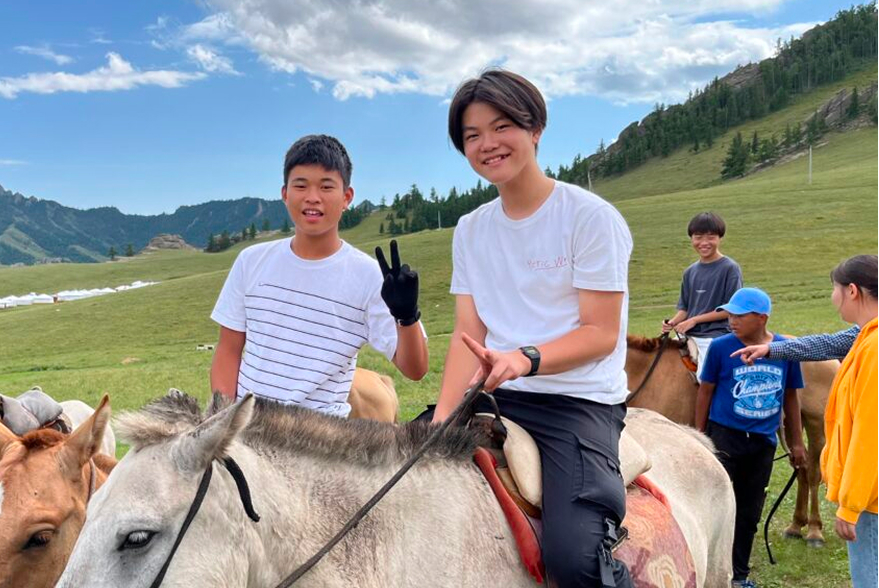 馬に乗っている生徒たち