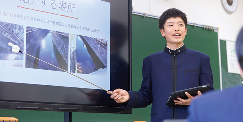 発表している生徒