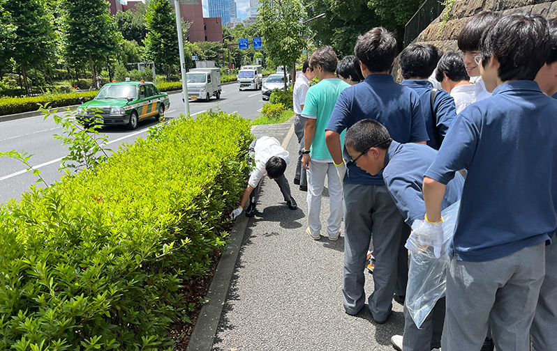歩道を歩く生徒