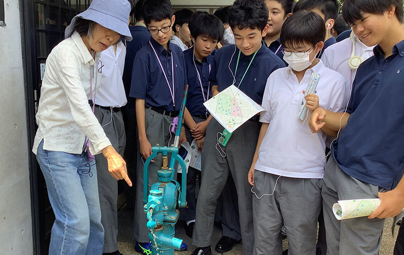 井戸から出る水を眺める