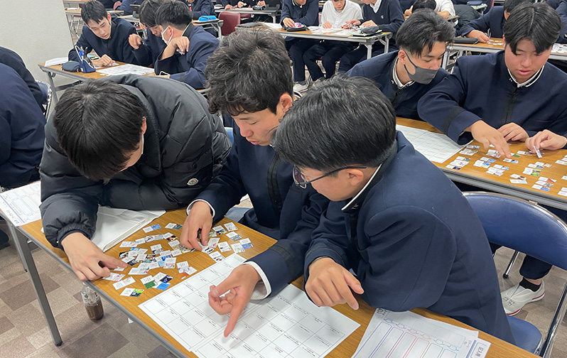 かるたを見て話し合う