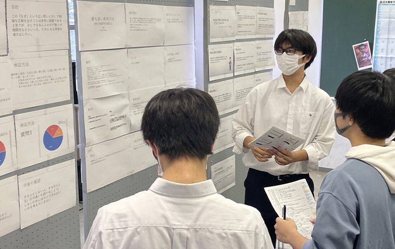 展示物を前に説明する生徒