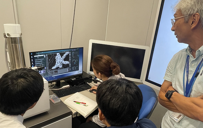 モニターを見ている生徒