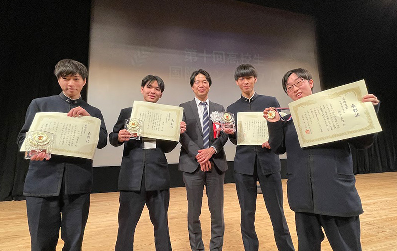 受賞を喜ぶ生徒たち