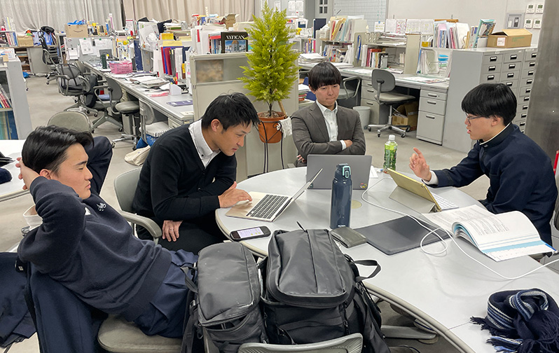 教員と話し合う生徒