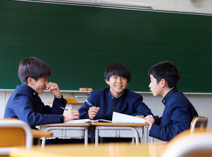 笑いあう生徒