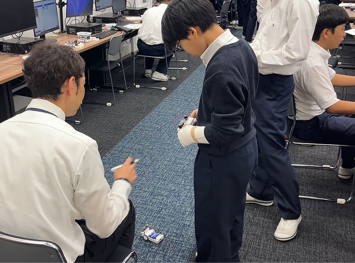 リモコン操作をしている生徒