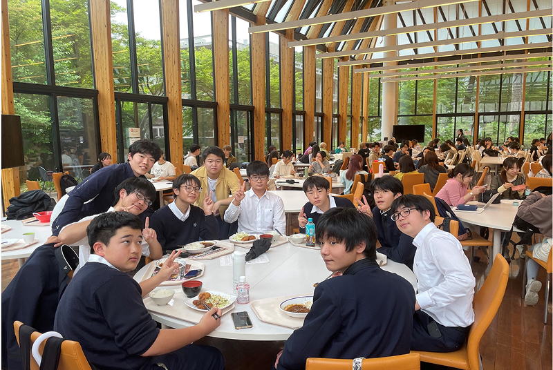 食事を楽しんでいる生徒たち