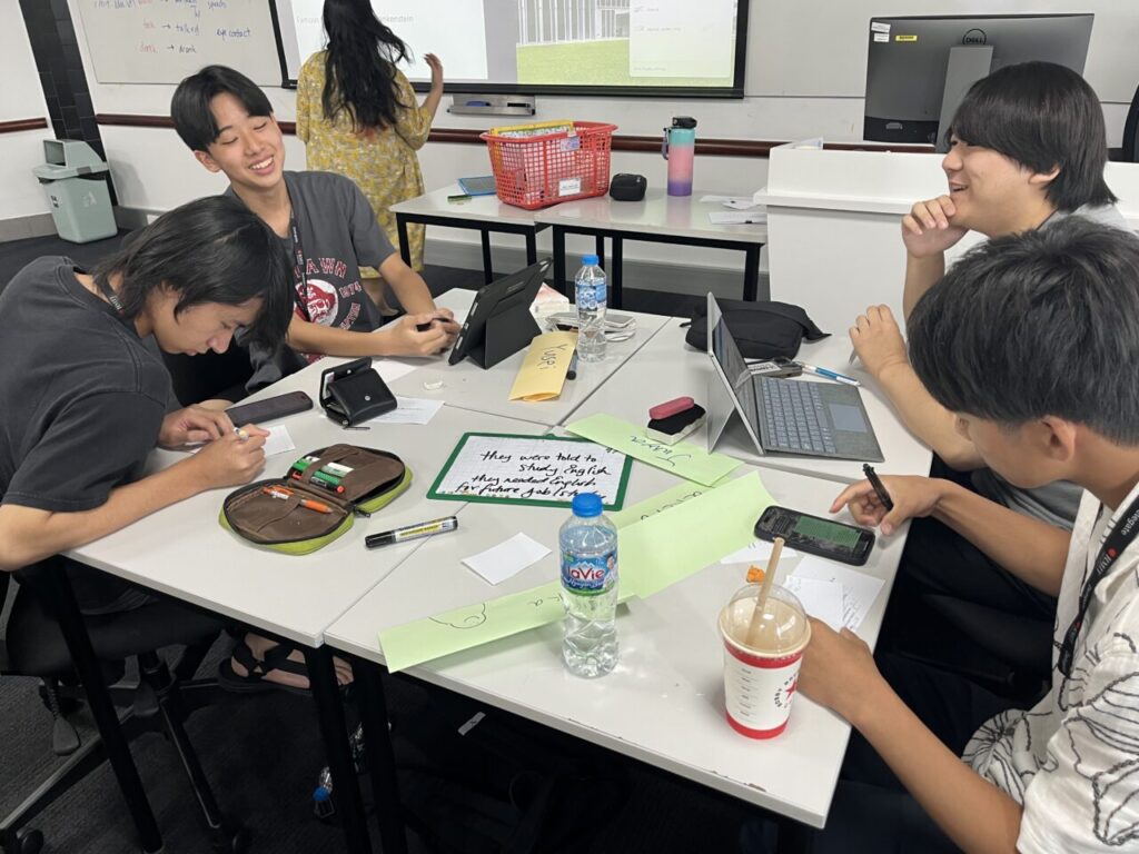 「ベトナムアカデミックキャンプ」書道の様子