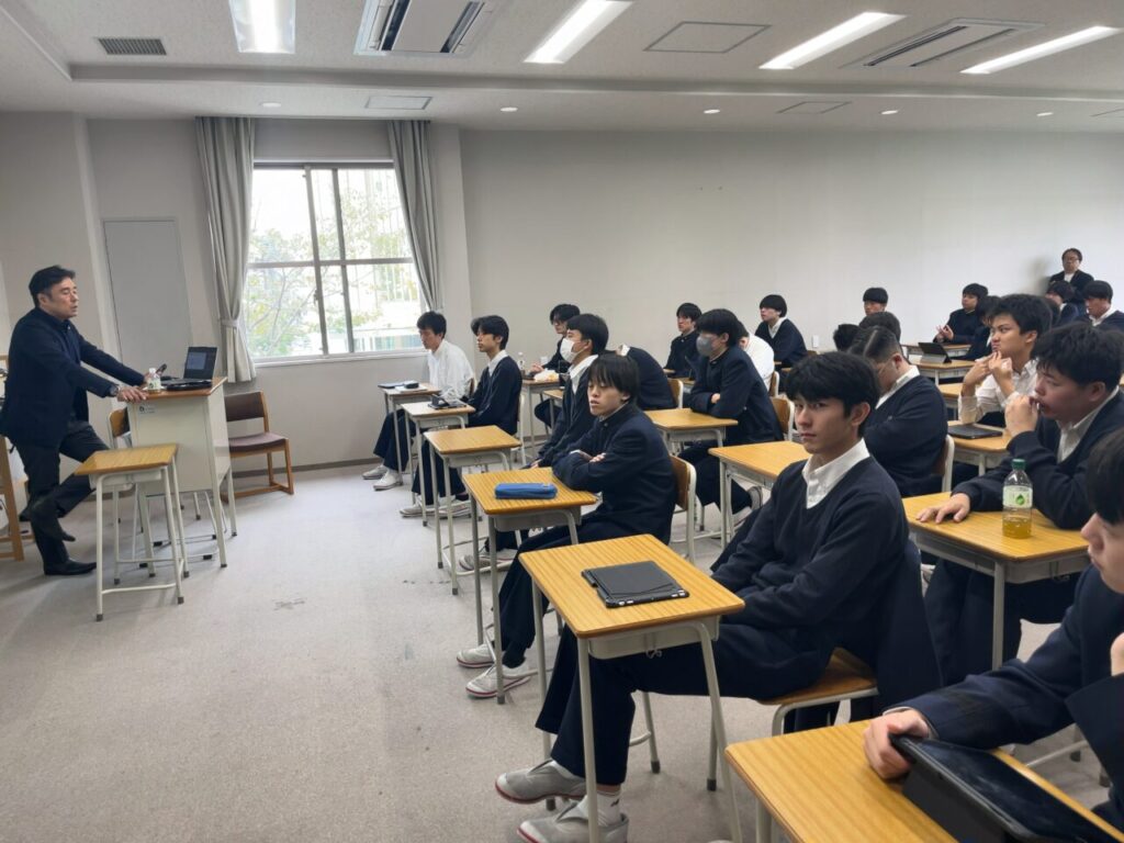 本校OBの齋藤浩史氏の講演を聞く生徒