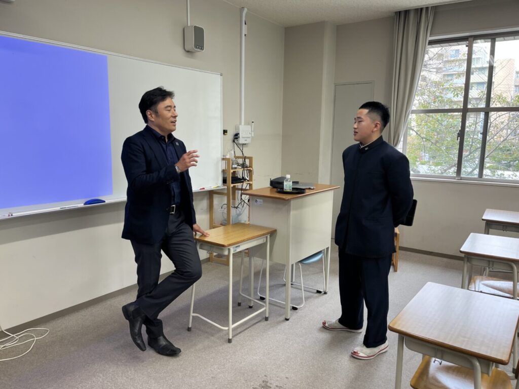 本校OBの齋藤浩史氏と生徒