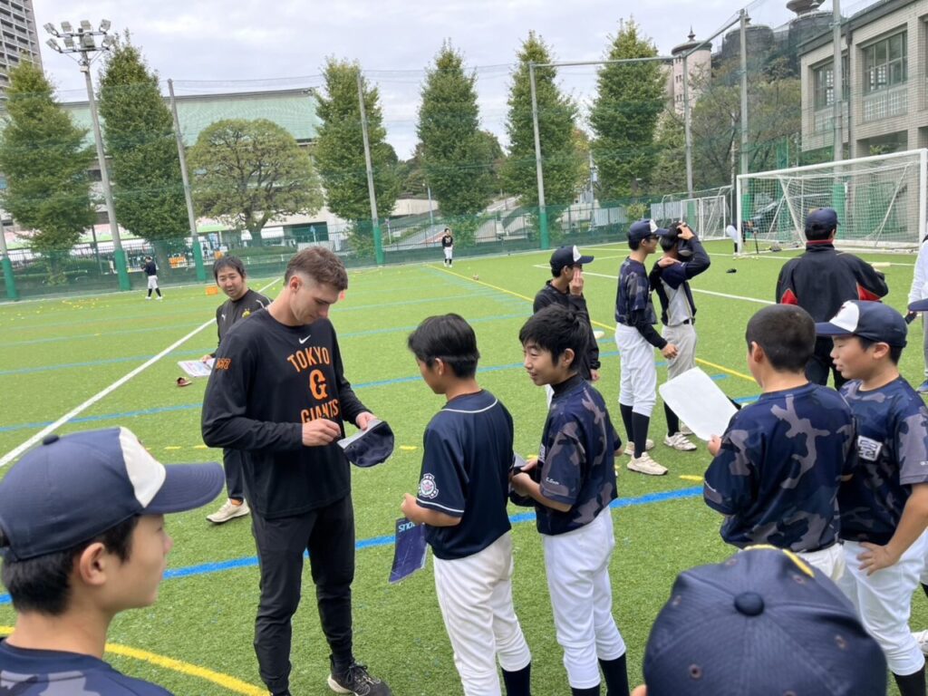 マレク・フルプ選手にサインをもらう生徒