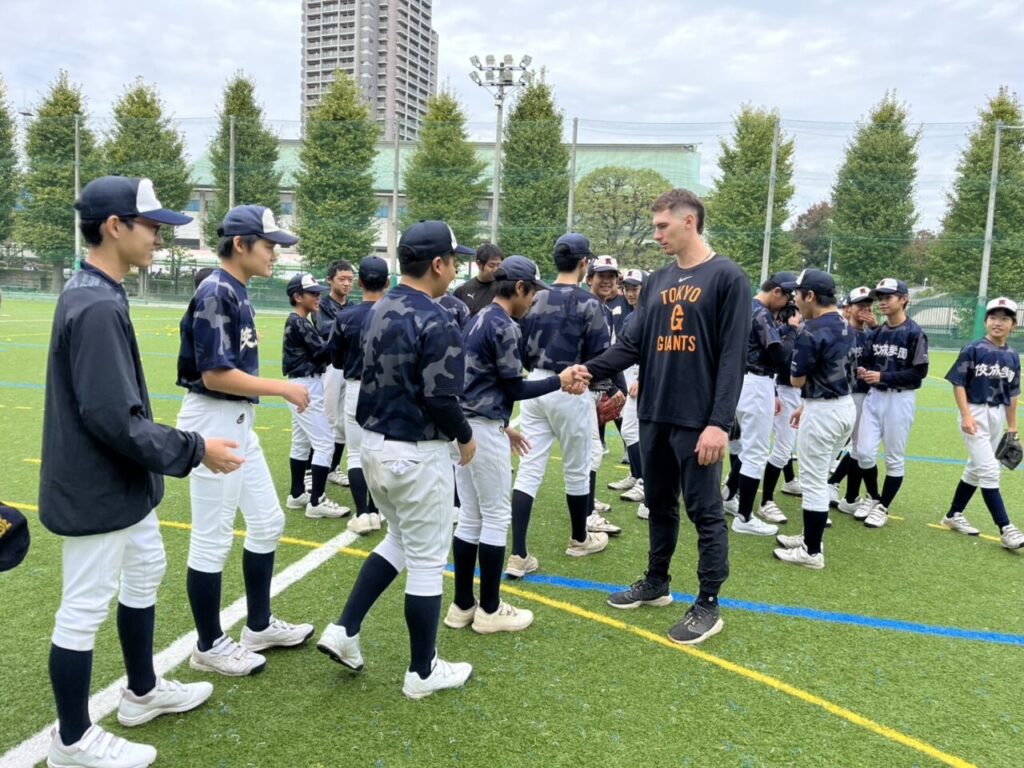 マレク・フルプ選手と生徒たち