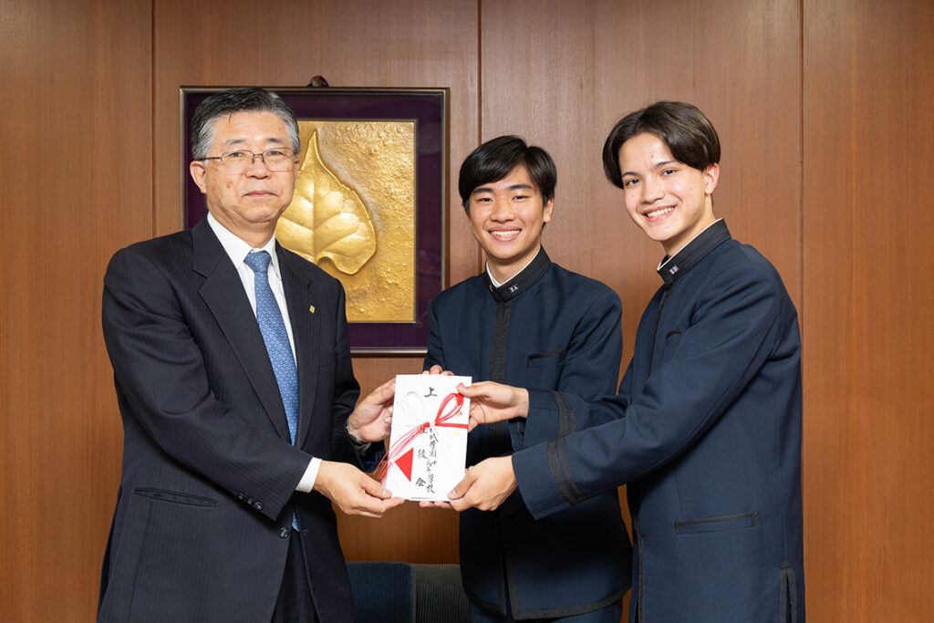 渦潮祭の収益金の一部を立正佼成会「一食平和基金」に寄付しました