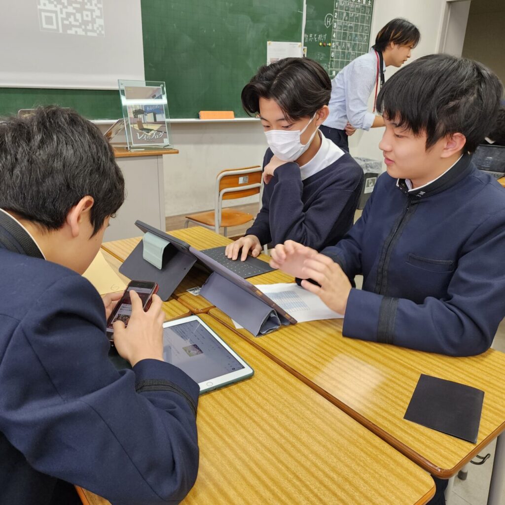 メディアリテラシーを学ぶ「Ray’s blog」に取り組む様子