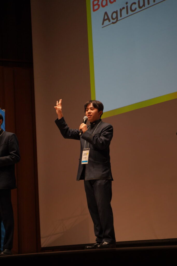 英語で発表するチーム「Farture」