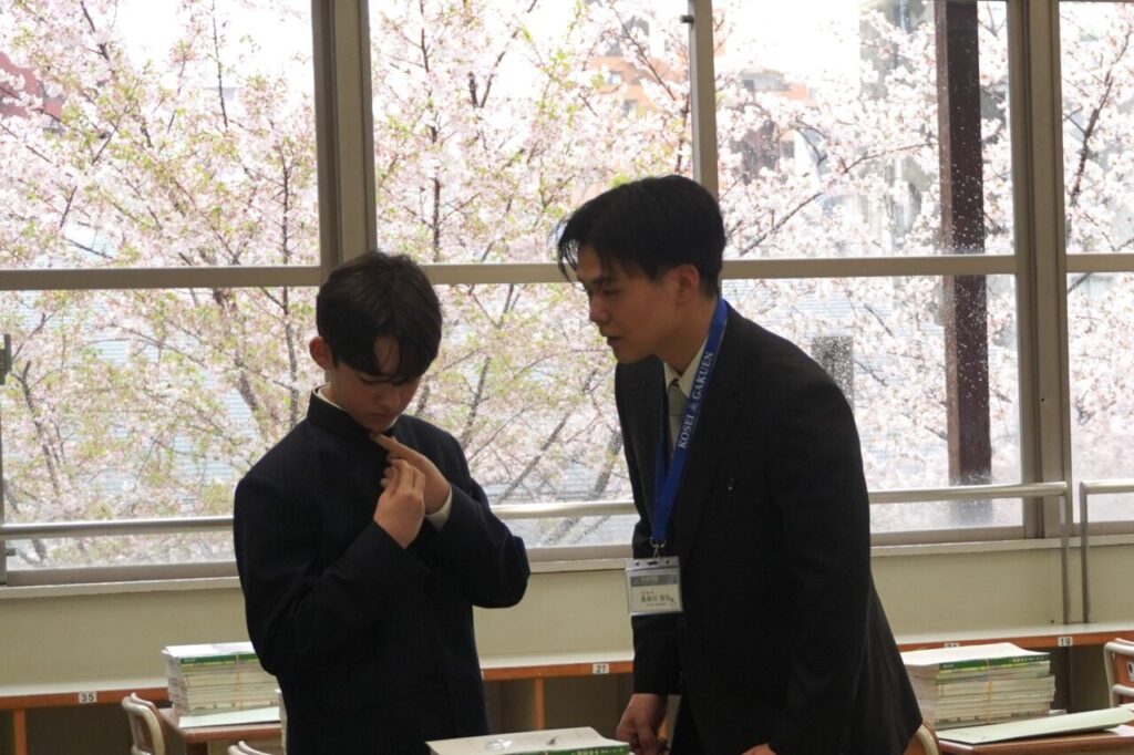 教室内の生徒と先生