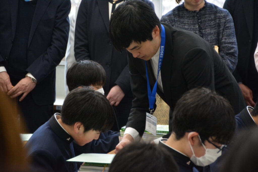 教科書を配る教室