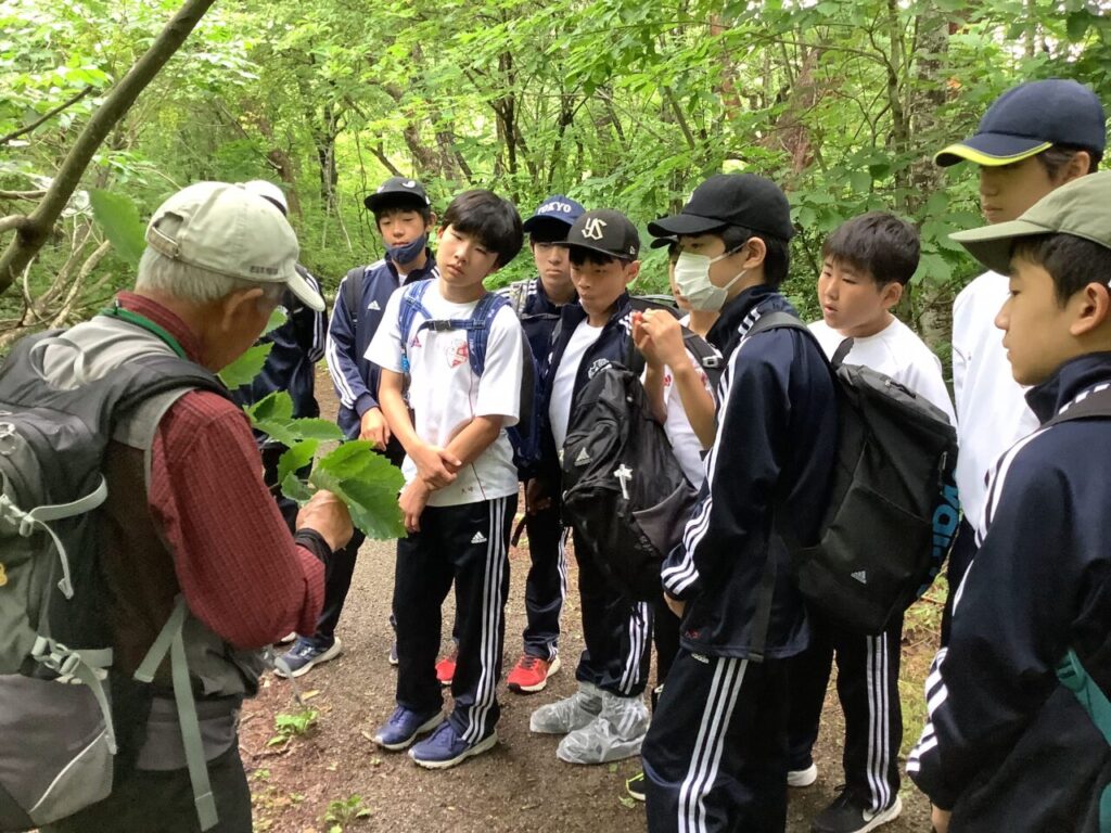 【中学】 1年生　自然教室　説明を聞く