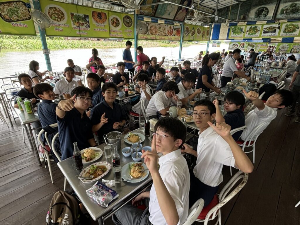 タイフィールド実践プログラム　食事風景