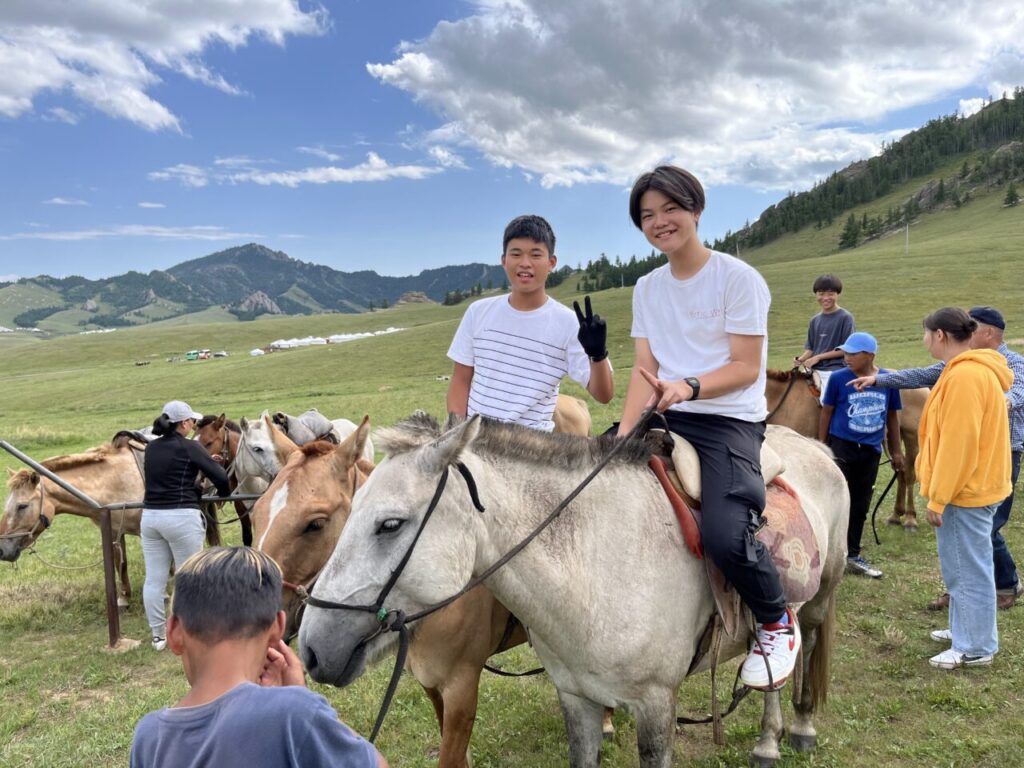 乗馬体験ツアーを楽しむ生徒