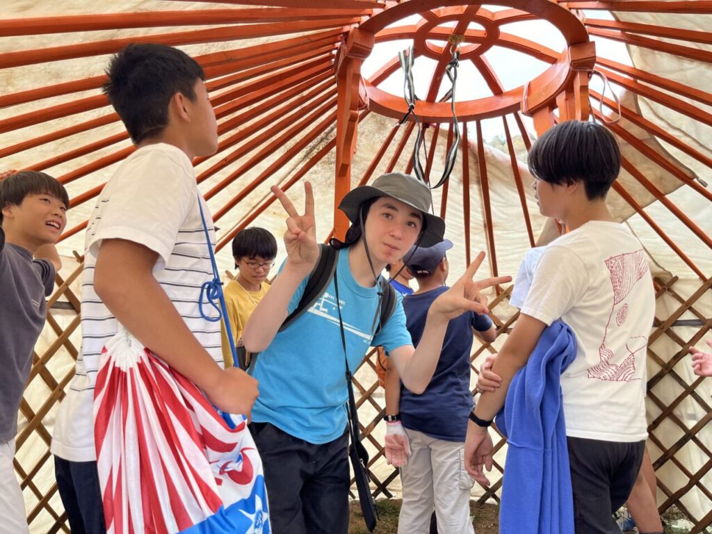 組み立てたモンゴルゲル内でピース