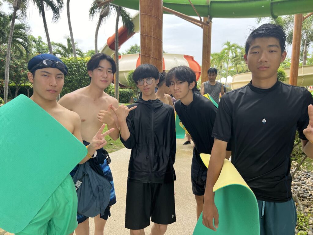 セブ島のプールでピースする生徒たち