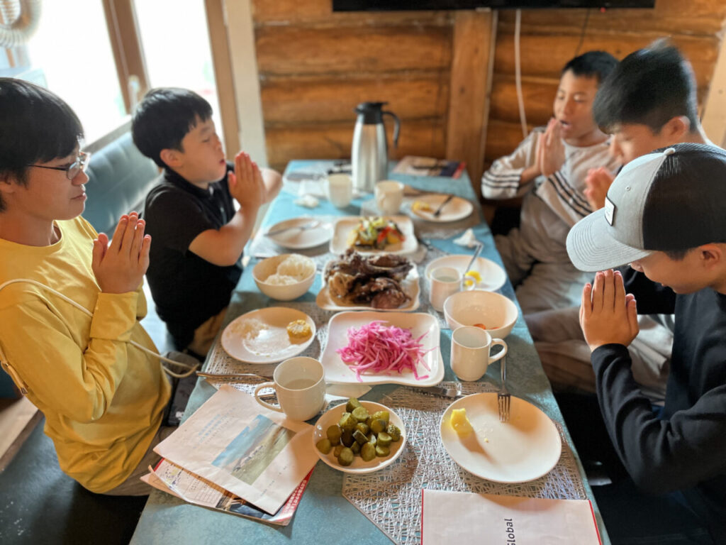 モンゴル料理をいただく生徒たち