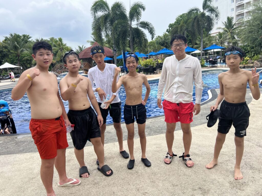 セブ島のプールで泳ぐ生徒たち