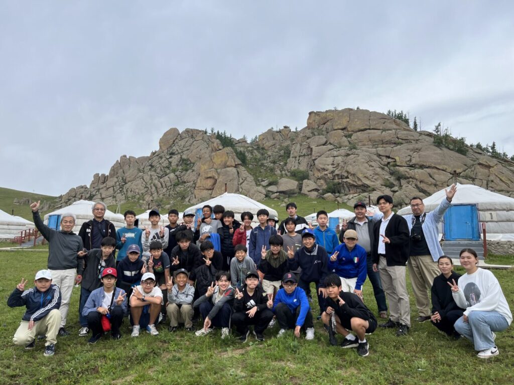 モンゴルゲルの前で集合写真