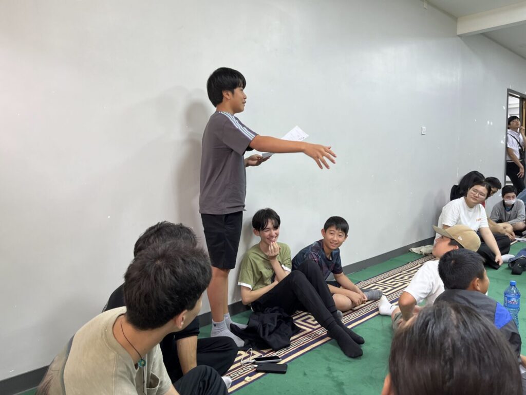 シャガイゲームを進行する生徒