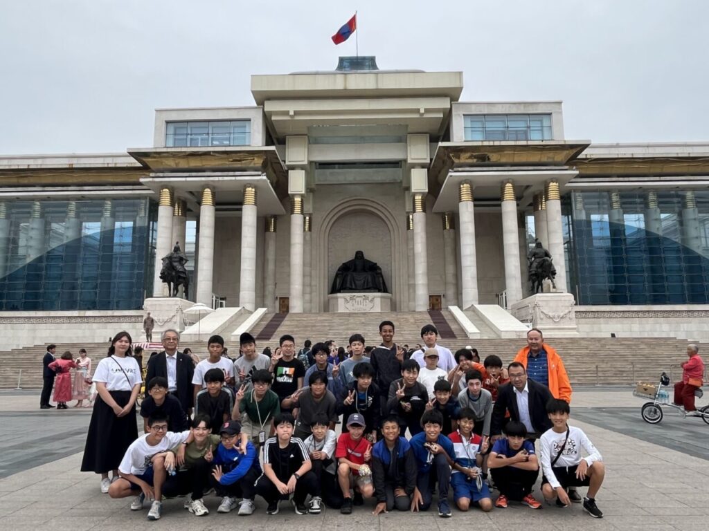 モンゴル政府宮殿（国会議事堂）前で集合写真